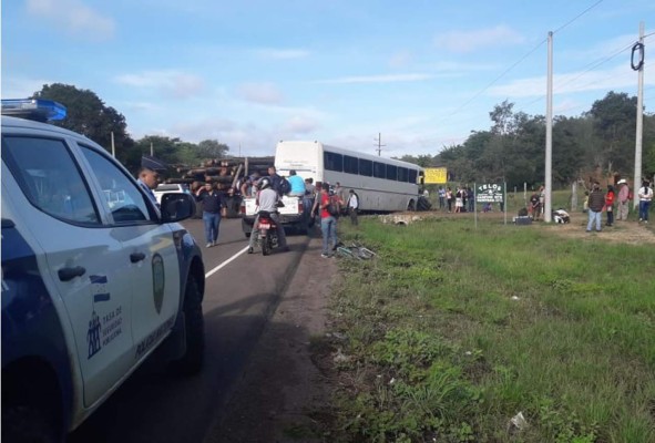 Un muerto y 15 heridos en accidente entre bus y una rastra en Guaimaca