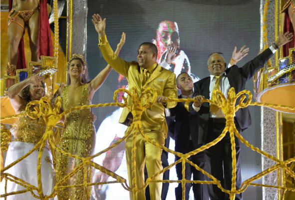 Ronaldo se gradúa de astro de carnaval en Sao Paulo