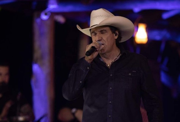 Muere cantante brasileño cuando daba concierto