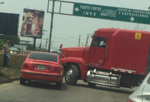 Caos en bulevar del norte de San Pedro Sula por choque de rastra