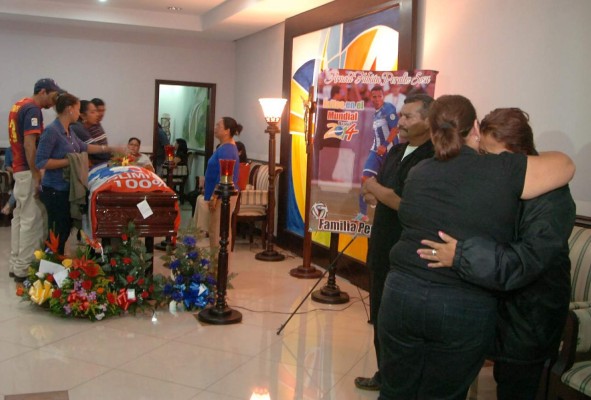 Desconsuelo en velatorio del hondureño Arnold Peralta