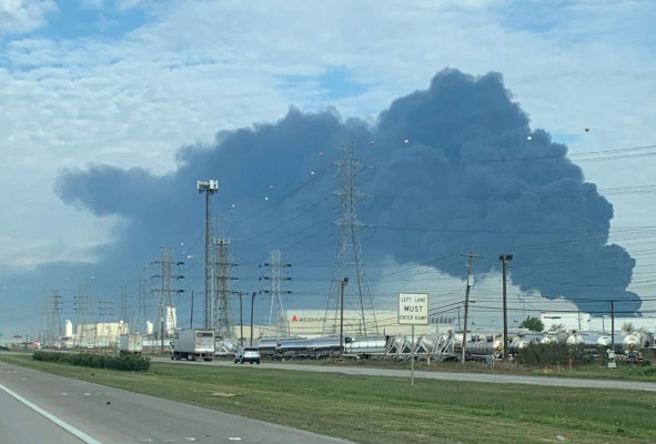 Luchan por contener incendio de una refinería en Houston   