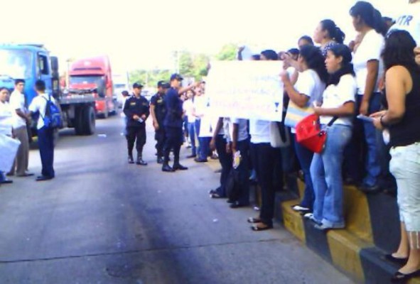 Alumnos del JTR en protesta pacífica piden se abra la carrera de magisterio
