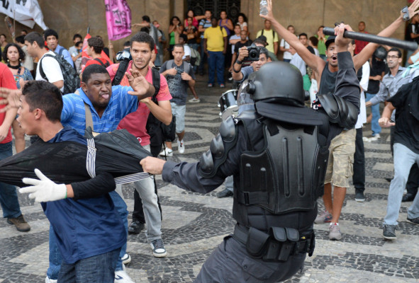 Policía y manifestantes chocan en la mayor estación ferroviaria de Río
