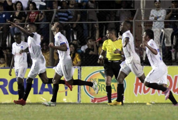 Fabio de Souza en acciÃ³n en partido de la concacaf Olimpia vrs Alfha United en el estadio nacional