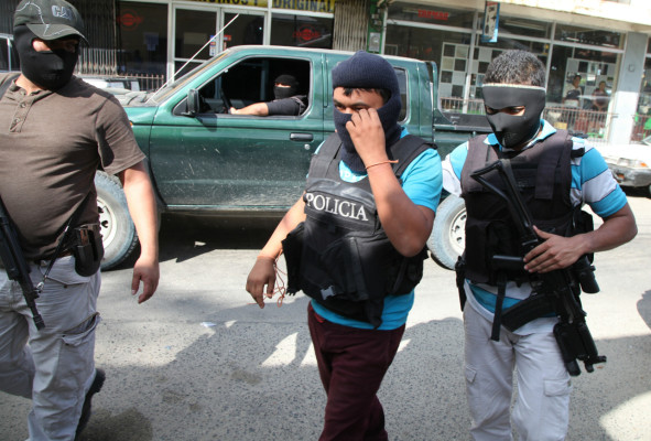 Policías lo rescatan de las garras de la muerte