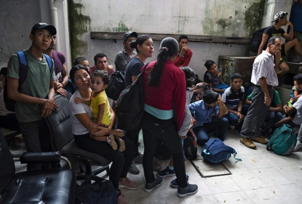 Policías encuentran a 147 migrantes en un hotel de México