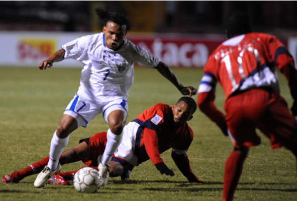 Honduras gana con dificultad