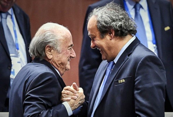 Platini considera 'crucial' un cambio en la Fifa pese a reelección de Blatter