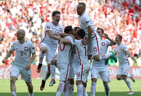 Polonia, a cuartos tras ganar en penales a Suiza