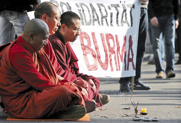 Continúan represión y protestas