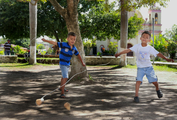 Los expertos hacen malabares con los trompos de Nano