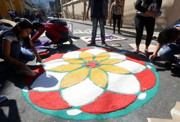 Tras varias horas de trabajo, las composiciones se convierten en verdaderas obras de arte religioso.