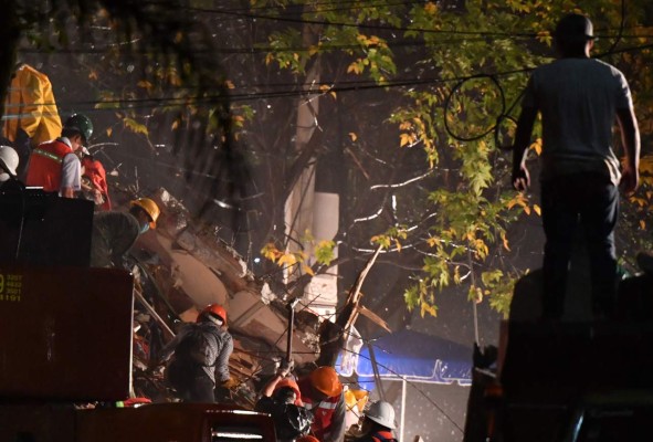 Sin tregua, México intenta rescatar a niña atrapada en escombros de escuela