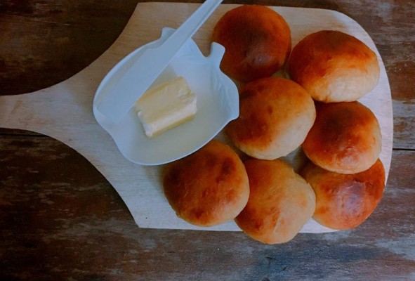 Unte el pan de coco con mantequilla o margarina.