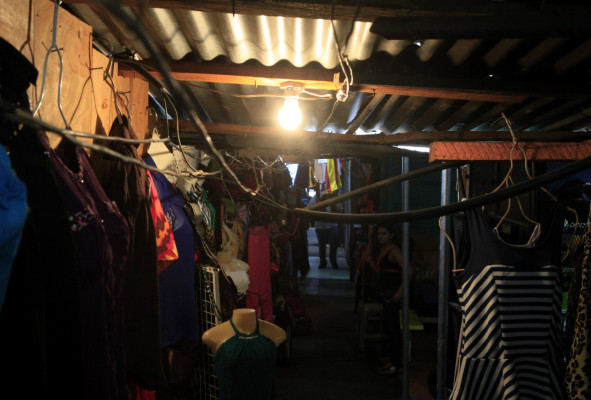 Bomberos temen un incendio en mercados sampedranos