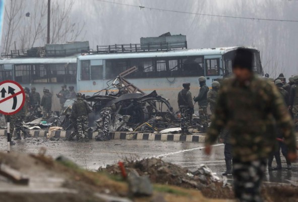 Al menos 20 policías muertos tras un ataque con bomba en India   