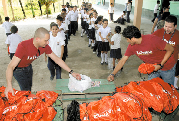 Podrán hacer sus tareas gracias a entrega de útiles
