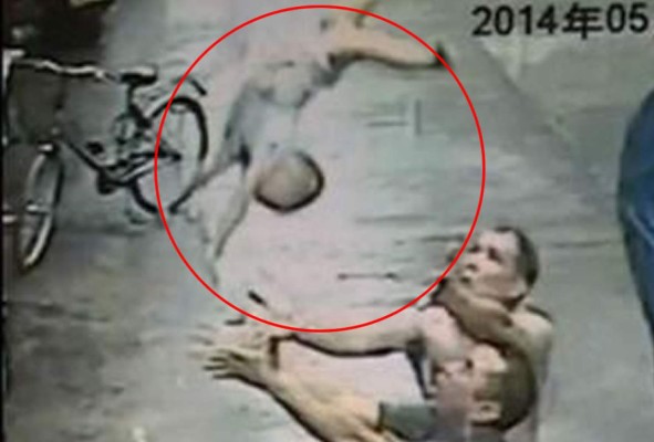 Impactante rescate de niño que cayó de un segundo piso