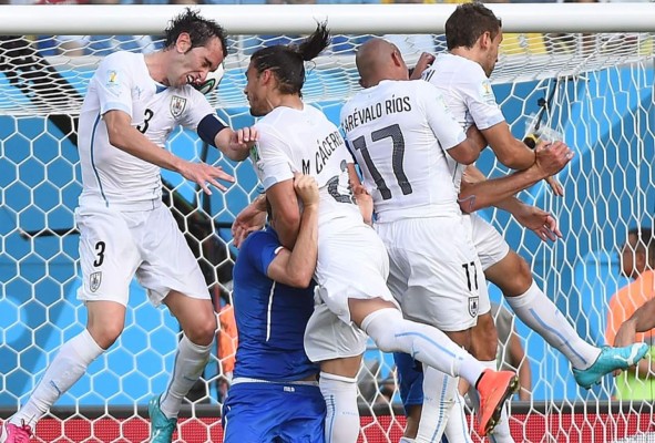 Uruguay se mete a octavos y manda a Italia de regreso a casa