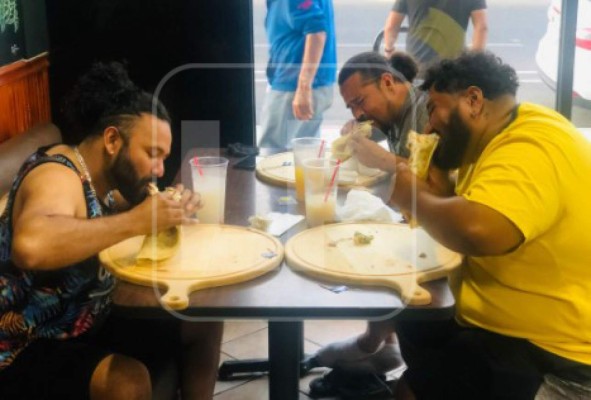 Los clientes del restaurante hondureño disfrutan de las deliciosas baleadas.