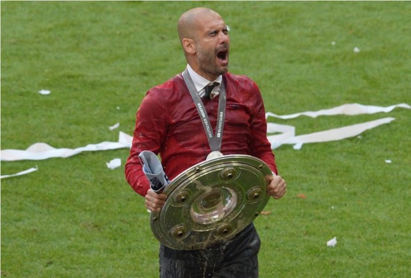 Pep Guardiola recibe la tradicional ducha de cerveza del campeón