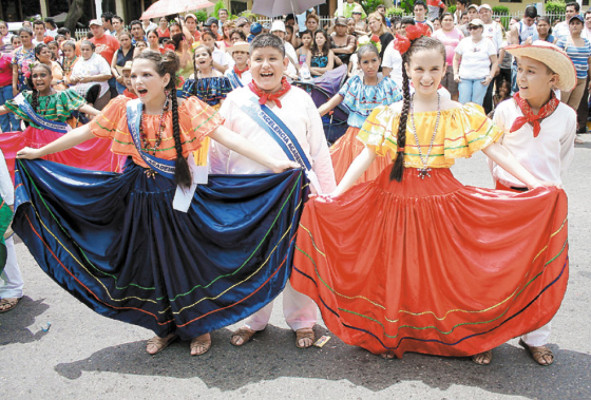 Escolares piden por la paz en su marcha cívica