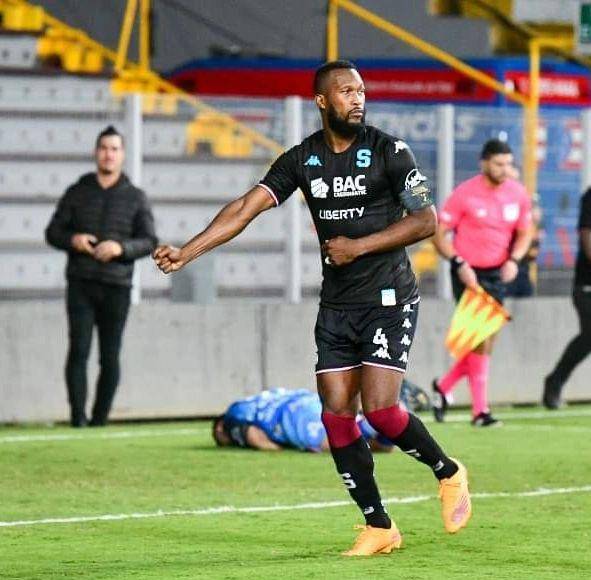 Bajas en Costa Rica: El defensor Kendall Waston del Saprissa no fue incluido en la lista preliminar del técnico Gustavo Alfaro.