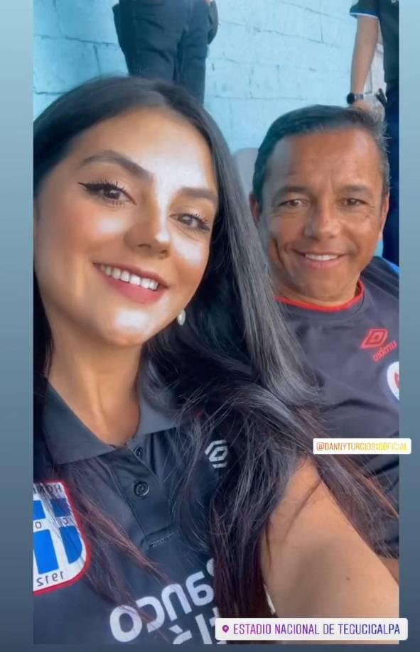El exmundialista Dani Turcios llegó a disfrutar del clásico capitalino en compañía de su amada pareja sentimental Scarleth Ordoñez.