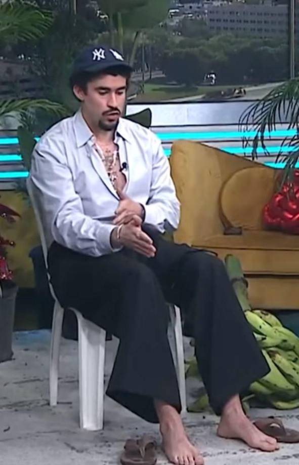 Bad Bunny agregó entre risas que: “Tengo un pie que apesta y otro no, olerlo es una ruleta rusa, no sabes cuál es el que te va alcanzar”.