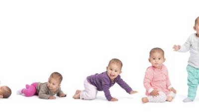 El bebé tiene que realizar por sí solo algunos movimientos que se relacionan con su desarrollo sensorial y de motor fino.