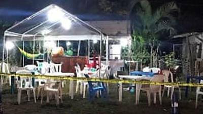 El triple crimen sucedió en el negocio de comida que tenía Carlos Godoy en el centro de Corinto.