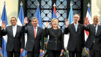 (L-R) Presidents from Dominican Republic Leonel Fernandez, Honduras Porfirio Lobo, Costa Rica Oscar Arias, US Secretary of State Hillary Clinton, Guatemalan President Alvaro Colom, Dean Barrow Prime Minister of Belize and Alberto Ballarin Economy minister of Panama waves during an official picture at the Culture Palace in downtown Guatemala City on March 05, 2010. AFP PHOTO/Johan ORDONEZ