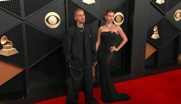 Justin y Hailey Bieber lucieron looks coordinados en los Grammy 2026