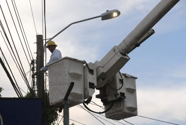 Instalan más de 1,800 lámparas en la López Arellano