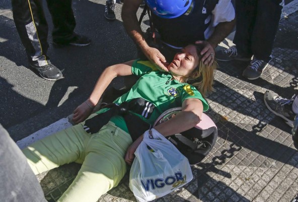 Las manifestaciones en Brasil antes de iniciar el mundial. Una mujer salió herida.