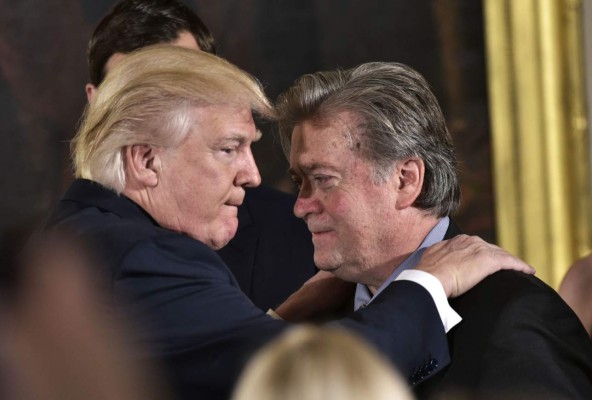 NYT alerta sobre la amenaza del 'presidente Bannon'