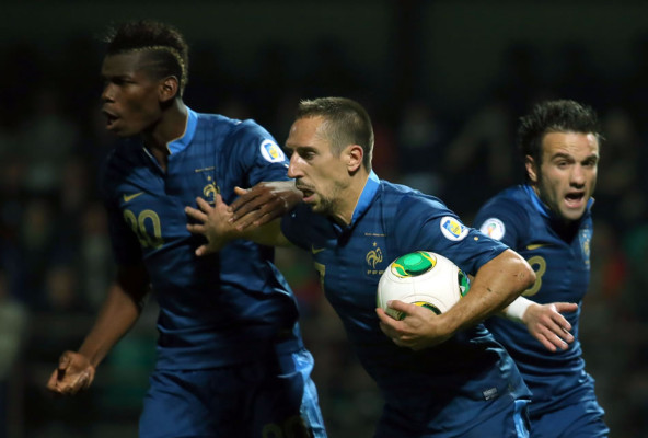 Francia rompe su sequía goleadora y se asegura la repesca