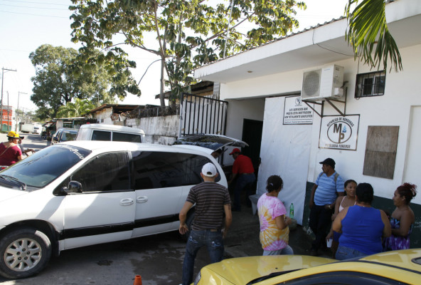 Desde carro matan a tiros a dos jóvenes en La Ceiba
