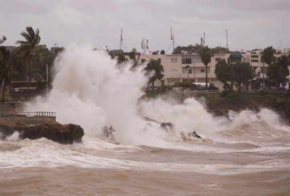 Fuerte oleaje del potente huracán Larry llega a las Antillas Menores