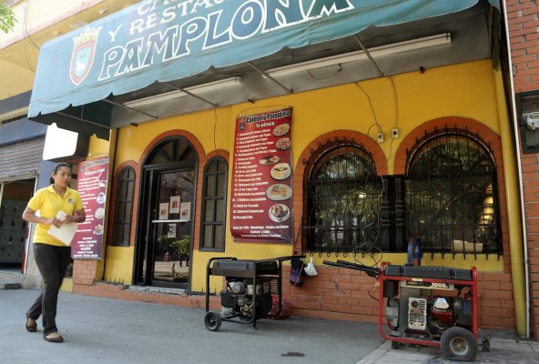 Apagones dejan con los bolsillos vacíos a comerciantes sampedranos