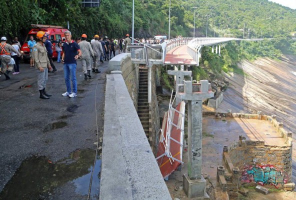 Dos muertos tras derrumbarse un carril bici de Río de Janeiro