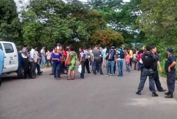 Universitarios se toman la entrada del Curla