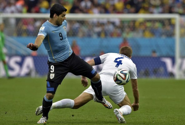 Luis Suárez resucita a Uruguay y lanza a la lona a Inglaterra