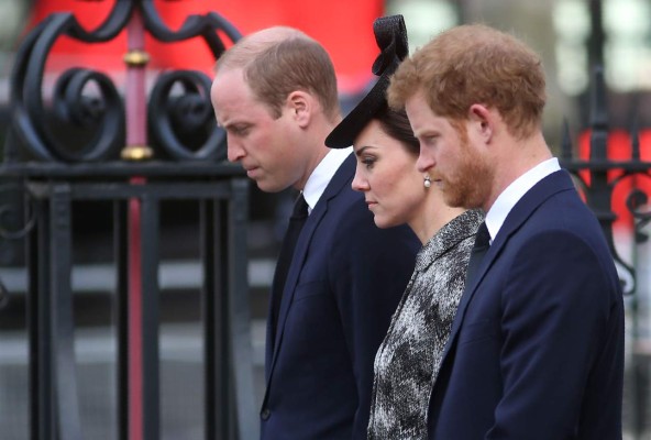 William y Harry rinden tributo a víctimas del ataque en Londres