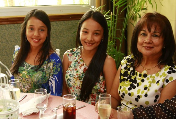 Marianne Castillo recibe el sacramento del bautismo