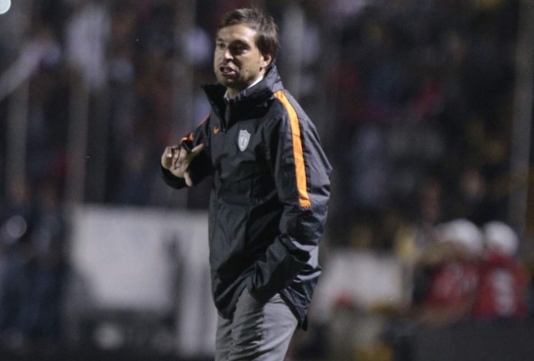 Entrenador del Pachuca salió molesto por lanzamiento de botellas