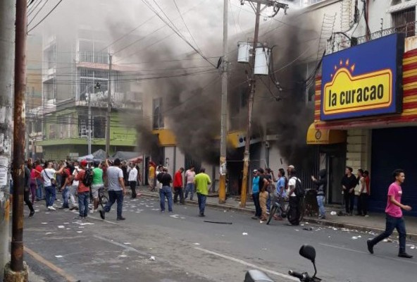 Turba incendia banco y saquea comercios en Tercera Avenida de SPS