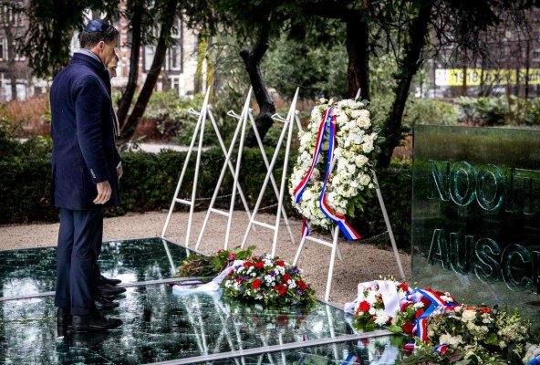 Dutch Prime Minister Mark Rutte (L) takes part in a wreath laying ceremony at the Mirror Memorial 'Auschwitz Never Again' during the National Holocaust Remembrance day on January 27, 2019, in Amsterdam. (Photo by Remko de Waal / ANP / AFP) / Netherlands OUT