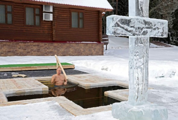 Vladimir Putin se baña en agua helada para celebrar una tradición cristiana ortodoxa